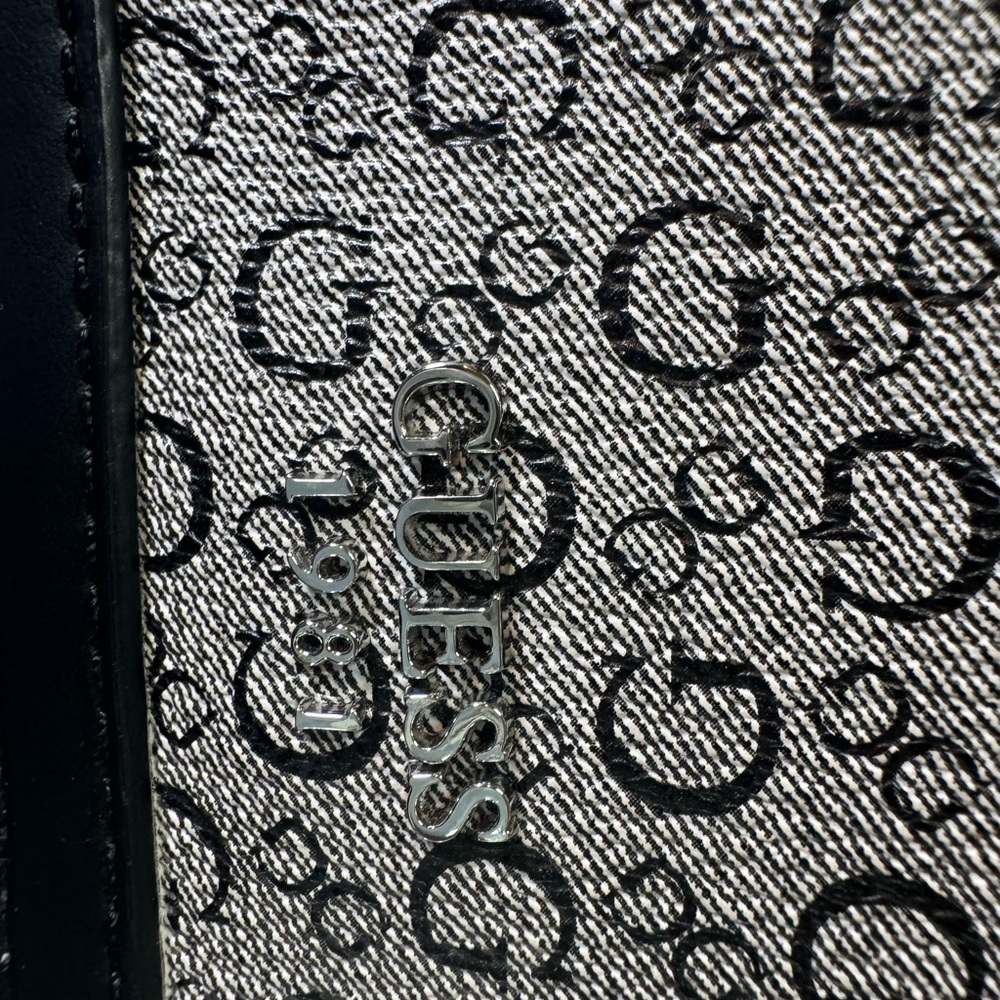 Guess - Picture 10 of 13